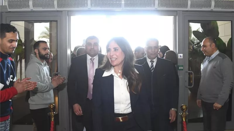 بعد 30 سنة في دواوين الوزارة.. استقبال حافل لـ راندة المنشاوي في «الإسكان»