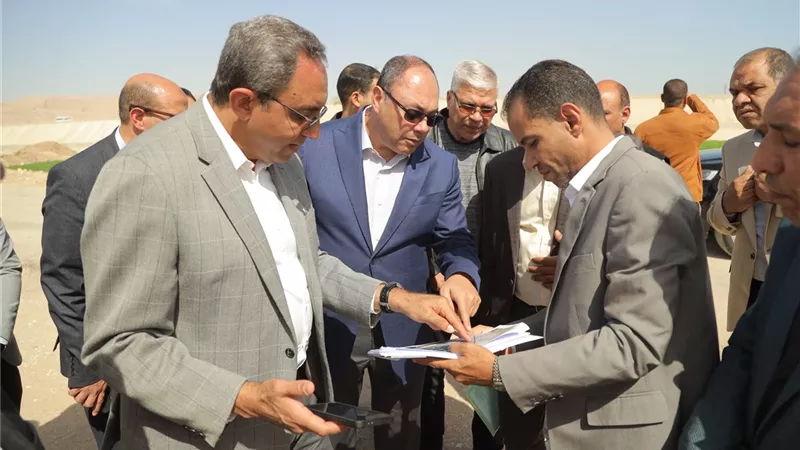 على مساحة 42 فدانا.. محافظ قنا يتفقد المواقع المقترحة لإنشاء مدينة الفخار