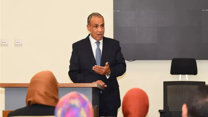 وزير الخارجية يتفقد العمل بقطاع التعاون الدولي.. ويؤكد على تكامل الملفات