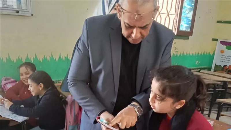 مدير تعليم القليوبية يتابع سجلات الحضور خلال تفقده مدارس بنها