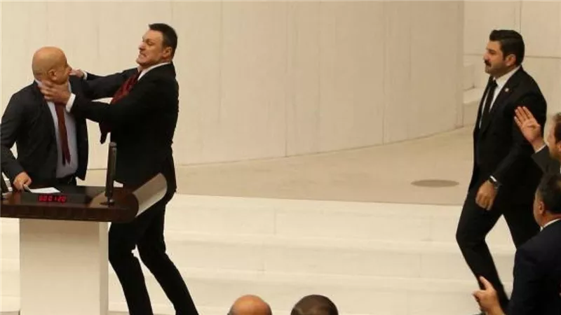 مشاجرة في البرلمان التركي بسبب تعديل وزاري|فيديو