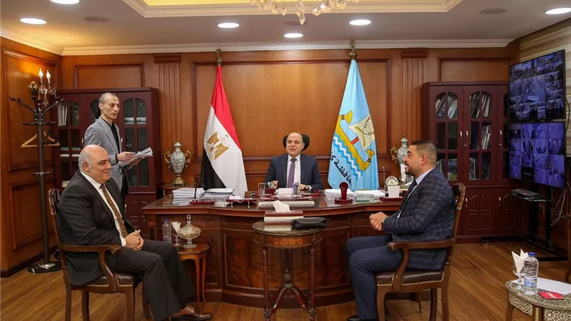 محافظ كفرالشيخ يناقش عدداً من الملفات الخدمية والتنموية ومشاكل الدوائر