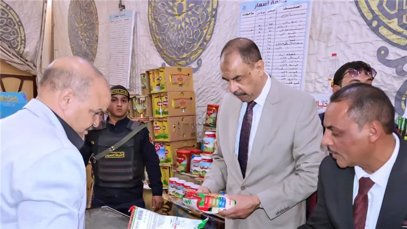 محافظ سوهاج يتفقد معرض 