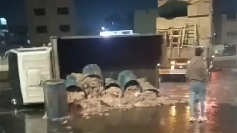 انقلاب سيارتي نقل محملتين بالمواد البترولية ومخلفات الطيور على دائري صفط
