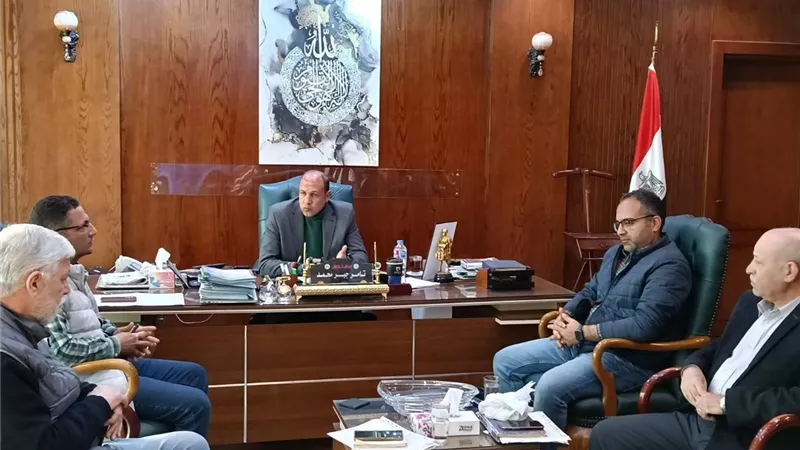 مدينة العبور تُكثف جهود تطوير الطرق لتحسين حركة المرور