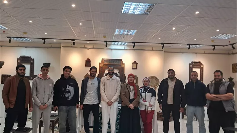  «الحركة والإضاءة» في نقاشات الملتقى الثاني للفنون التشكيلية بقصر الإبداع