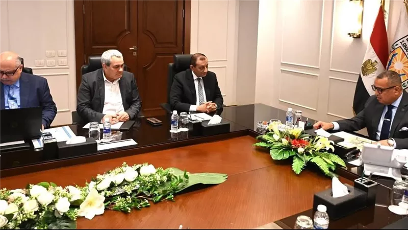 محافظ جنوب سيناء يبحث مع هيئة موانئ البحر الأحمر تطوير ساحات الشاحنات