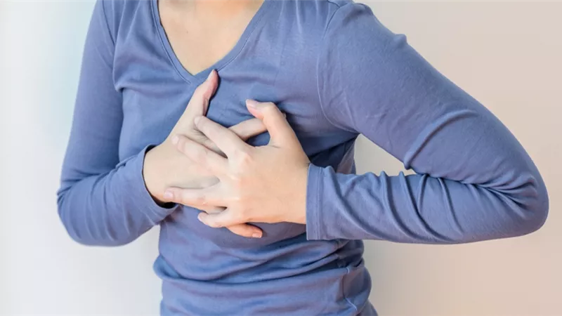 قلب النساء في خطر.. أعراض إصابة المرأة بالأزمات القلبية والجلطات| فيديو