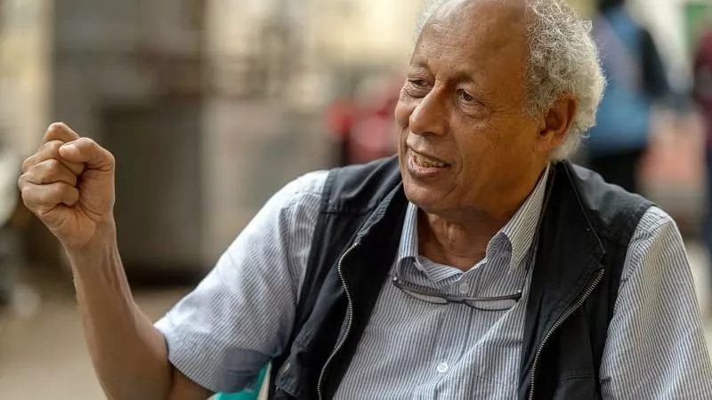 زين العابدين فؤاد: الزحام في معرض الكتاب نجاح.. ومنع دور النشر أزمة| خاص