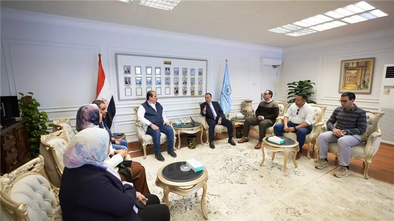 لبحث دعم المنظومة الصحية.. محافظ أسيوط يلتقي نائب وزير الصحة  
