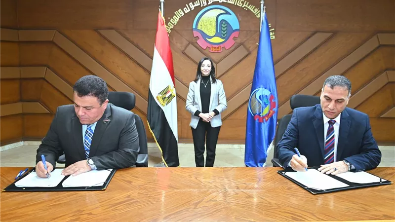 محافظ البحيرة تشهد توقيع بروتوكول تعاون لترخيص سيارات توزيع لمبات الليد