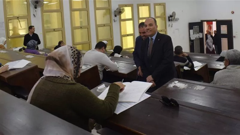 رئيس جامعة العريش يتفقد أعمال امتحانات الدراسات العليا  