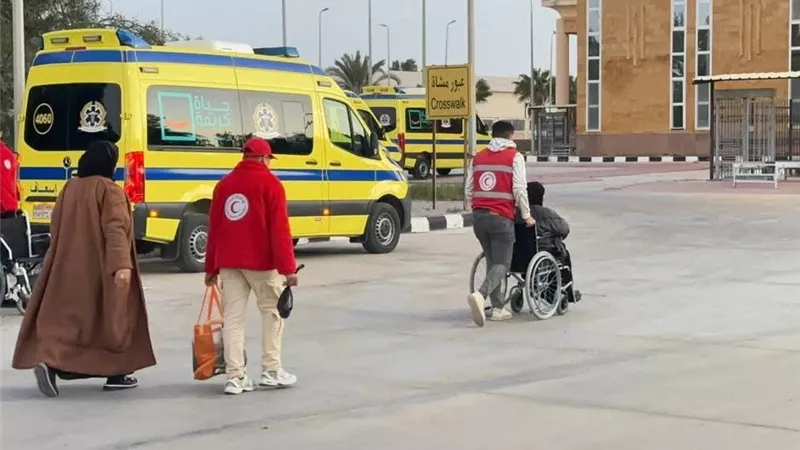الهلال الأحمر المصري يواصل دعم الأشقاء الفلسطينيين بقافلة «زاد العزة» 137