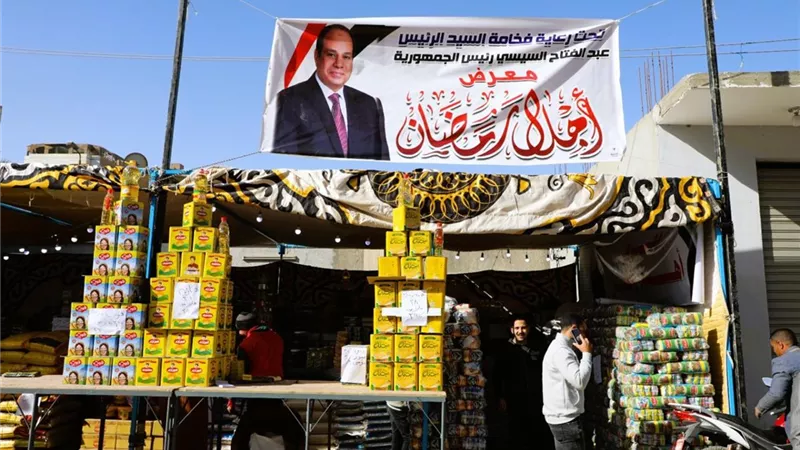 محافظ المنيا يفتتح منفذًا للسلع الغذائية بمركز بني مزار