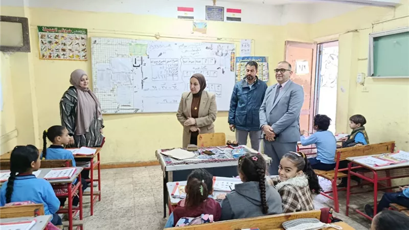 مدير «تعليم القاهرة» خلال جولة مفاجئة لعدد من المدارس: لا تهاون مع الغياب