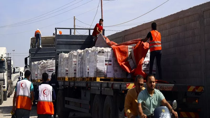 عودة تدفق المساعدات الإنسانية إلى غزة عبر رفح وكرم أبو سالم|فيديو