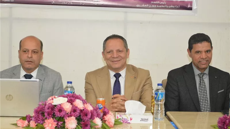 رئيس جامعة دمياط يشهد ندوة «الاتجاهات الحديثة في البحوث الاجتماعية»