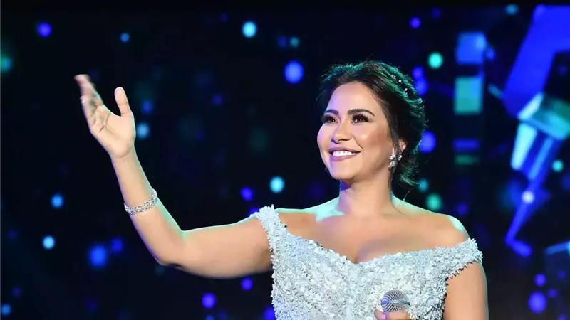 سيارة شيرين عبد الوهاب تصدم جمهورها بعد تغطيتها بالغبار.. صور 