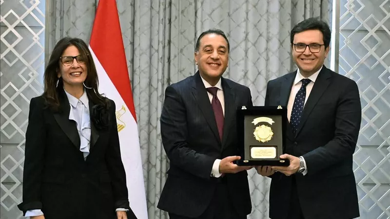 رئيس الوزراء يكرّم الدكتور أحمد هنو بحضور وزيرة الثقافة الجديدة