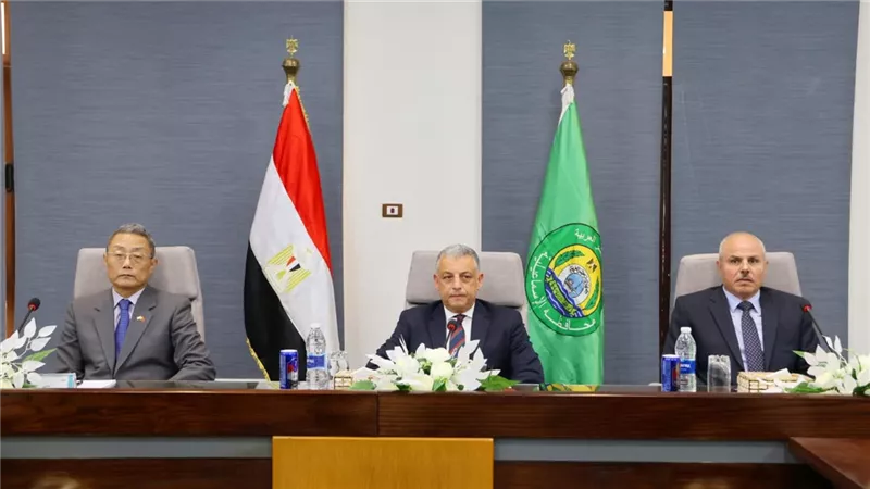 محافظ الإسماعيلية والقنصل العام لجمهورية الصين يناقشان القضايا الاستثمارية