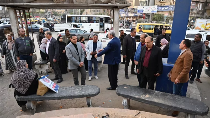 محافظ الغربية يلتقط الصور مع المواطنين خلال جولته بالمحلة