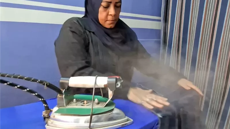 «شامة عبد الصمد» أول سيدة مكوجي بأسيوط تحارب الزمن بـ«المكواه»