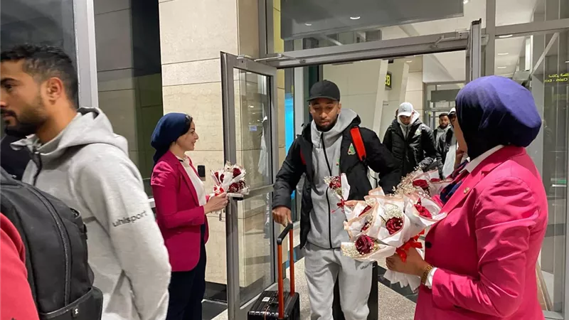 بالورود.. استقبال بعثة الجيش الملكي في مطار القاهرة|صور