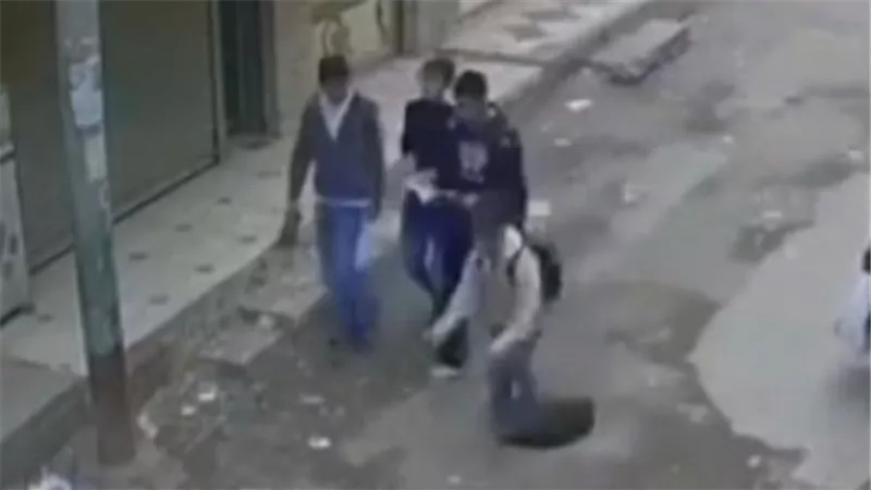 سقوط طالب داخل بالوعة صرف صحي بمغاعة في المنيا 