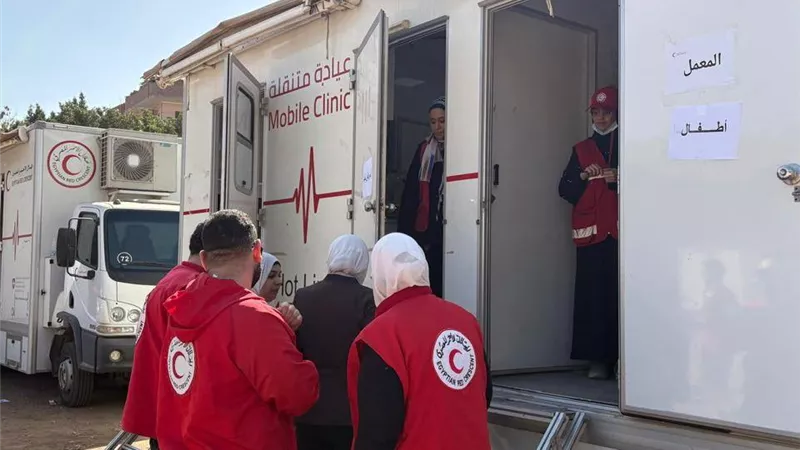 قوافل إغاثية للهلال الأحمر لدعم متضرري ارتفاع منسوب النيل بالمنوفية