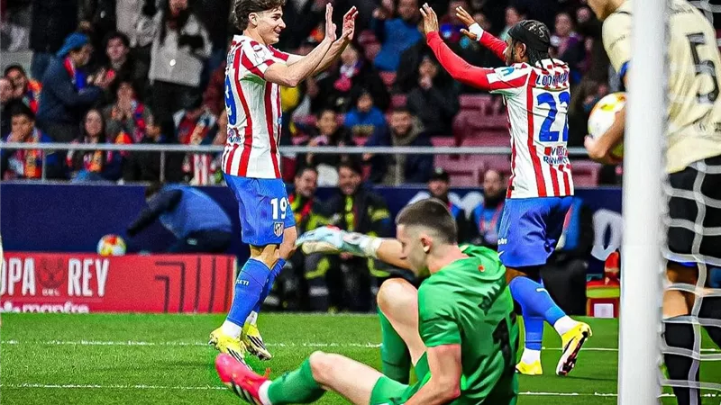 أتليتكو مدريد يُمزق شباك برشلونة في الشوط الأول بكأس الملك 