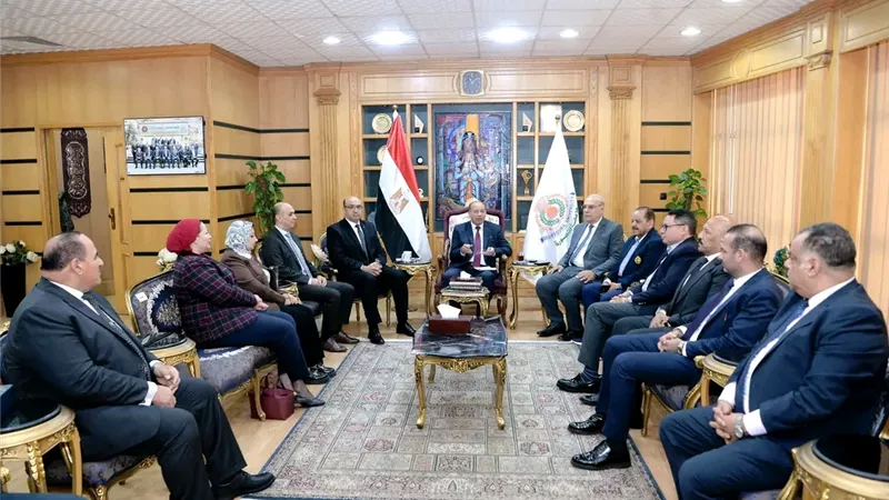 رئيس جامعة المنصورة يستقبل وفدًا من النواب والشيوخ لبحث دعم المستشفيات 