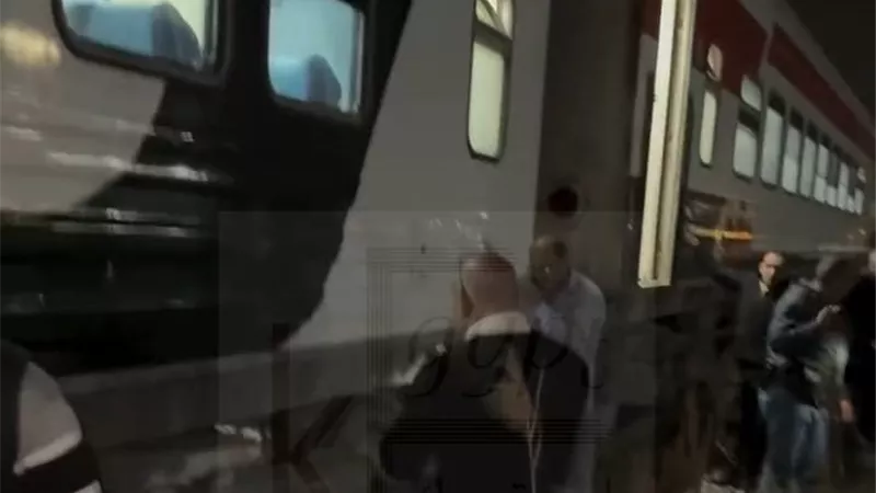 ننشر الصور الأولى لحادث خروج عربة قطار 927 عن القضبان قرب سيدي جابر