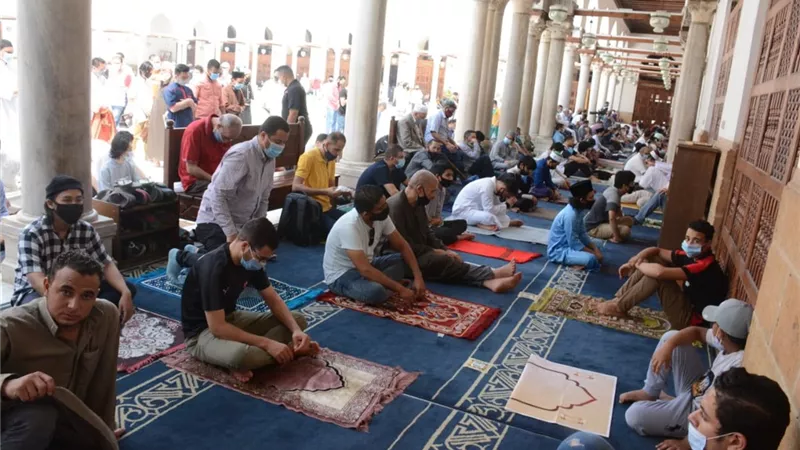 حكم قول «حرمًا» و«تقبل الله» بعد الصلاة.. دار الإفتاء تجيب