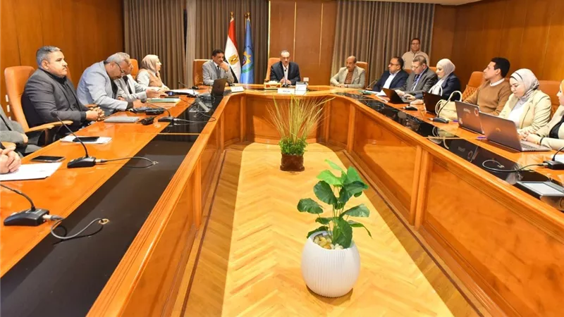 محافظ أسيوط يتابع الموقف التنفيذي لمشروعات المبادرة الرئاسية حياة كريمة