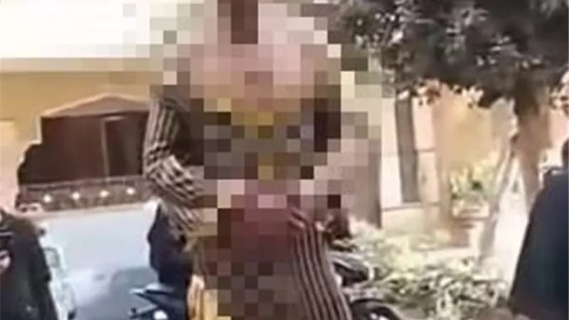 ضبط المتهمين بإجبار شاب على ارتداء ملابس نسائية والتعدي عليه في بنها