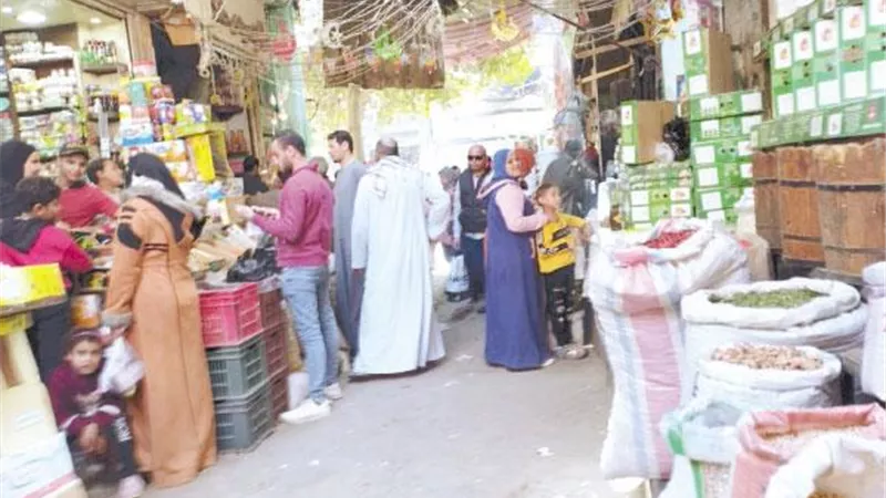 شارع الحسيني بالمنيا.. سوق رمضان المفتوح تختلط فيه الروائح بالألوان