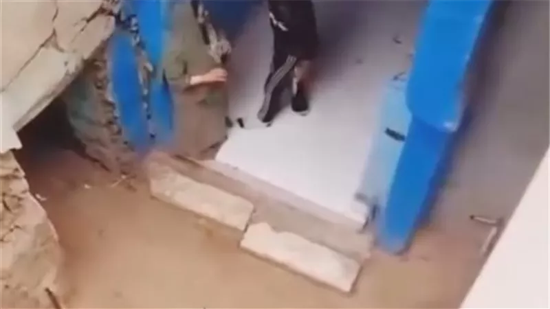 ضبط شاب لتعديه على والدته وحيازته «سلاح أبيض» بعد تداول فيديو على فيسبوك