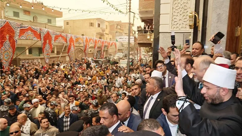 وسط مظاهرة حب له.. وزير الأوقاف يفتتح مسجد قباء بقويسنا بعد تجديده