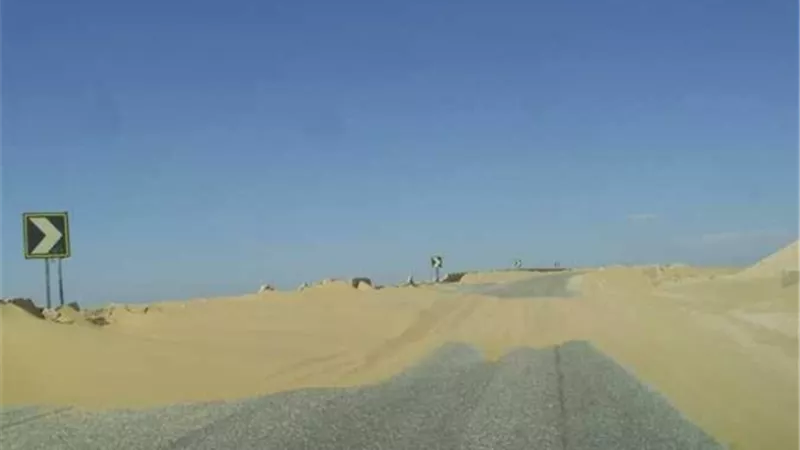 الرياح والرمال تهددان طريق البهنسا ــ البويطي في المنيا بالغلق