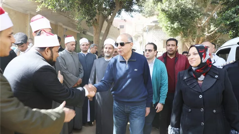محافظ المنيا يفتتح المسجد الكبير بمركز مطاي ويستمع لمطالب المواطنين
