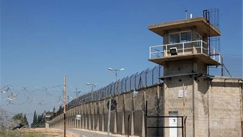 السجون الإسرائيلية تحت المجهر.. تصعيد وانتهاكات بحق الأسرى الفلسطينيين