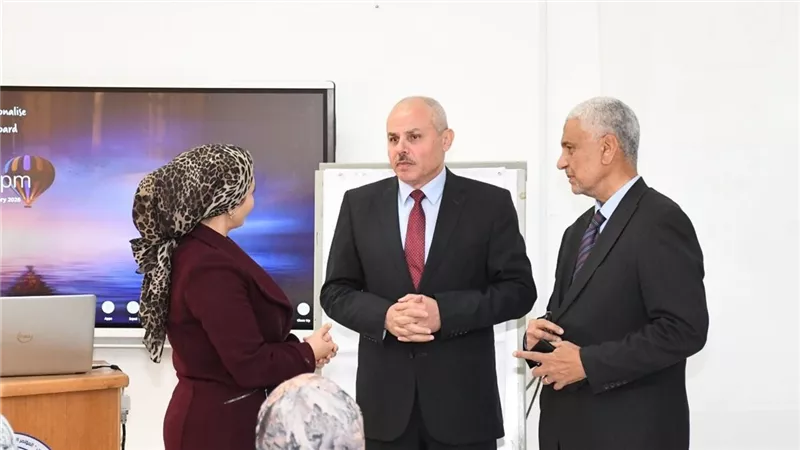 رئيس جامعة قناة السويس يتفقد فعاليات دورة التخطيط لمؤسسات التعليم العالي