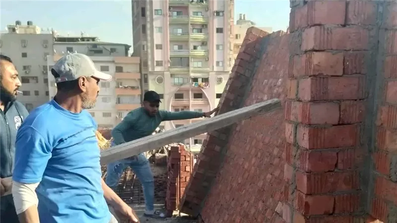  إزالة حوائط وأعمدة مخالفة بالدور الثامن بحوض الحرم في طلخا بالدقهلية 