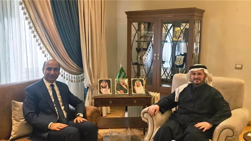 رئيس جامعة دمنهور يبحث تعزيز التعاون الأكاديمي مع القنصل العام السعودي