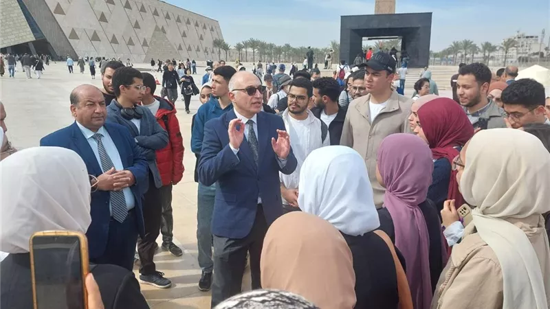 جامعة القاهرة تنظم زيارة ميدانية لطلابها للمتحف الكبير