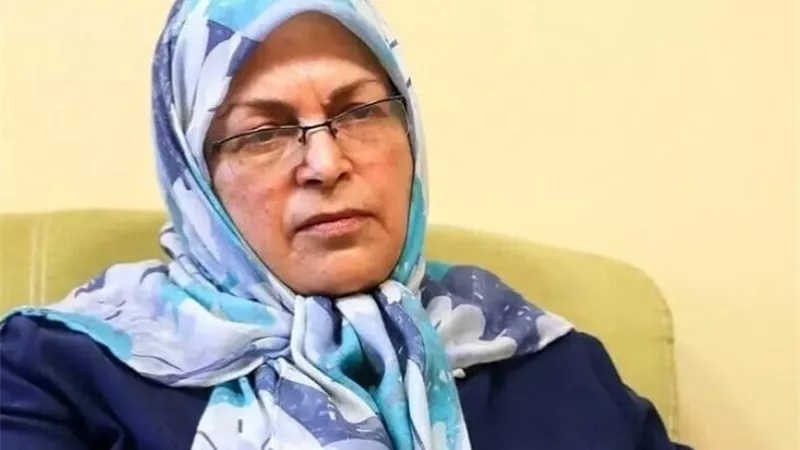الإفراج عن القيادية الإصلاحية الإيرانية آذر منصوري بعد أسبوع من توقيفها