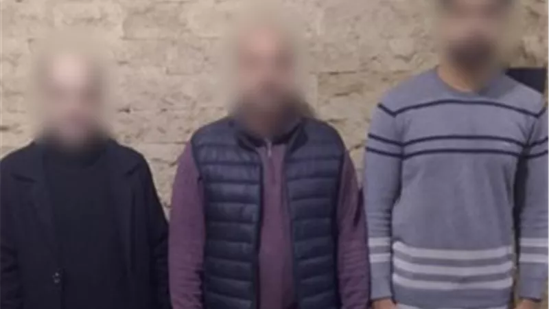 بسبب خلافات الجيرة.. 3 رجال يعتدون بالضرب على سيدة وابنتها بالشرقية