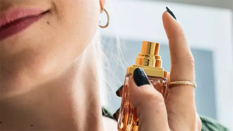 الإفراط في العطر.. كيف تتجنب رائحته المزعجة؟
