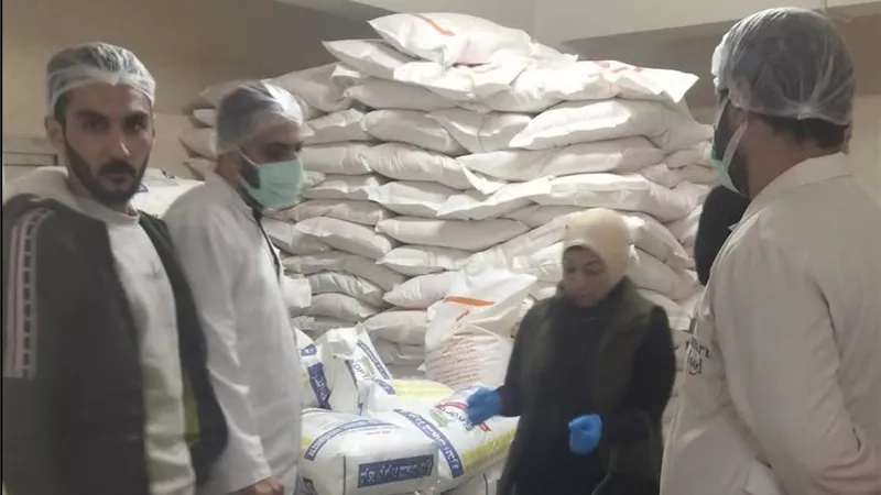 ضبط دقيق و8 أطنان سلع غذائية وأعلاف مجهولة المصدر بالشرقية|صور