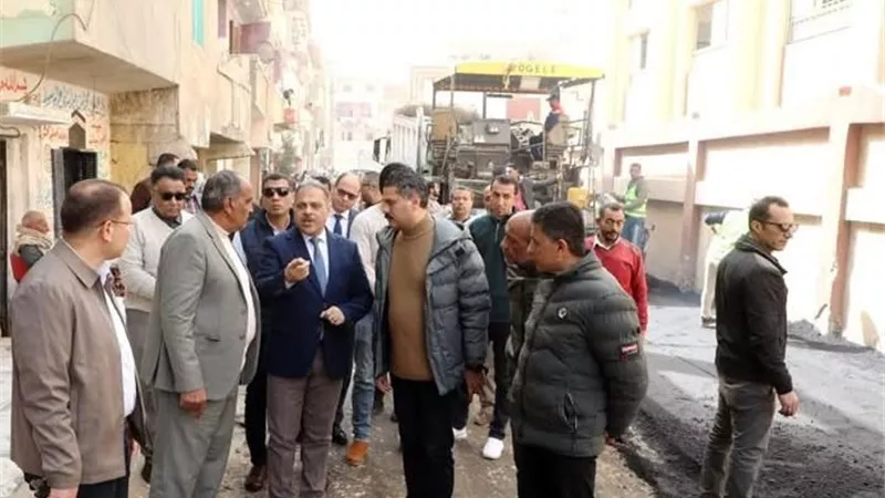 محافظ الشرقية يتفقد أعمال رصف الشوارع الداخلية بمدينة القنايات|صور